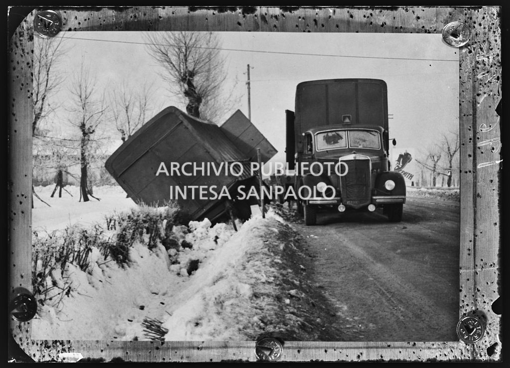Un camion andato fuori strada a causa del ghiaccio<br>196591