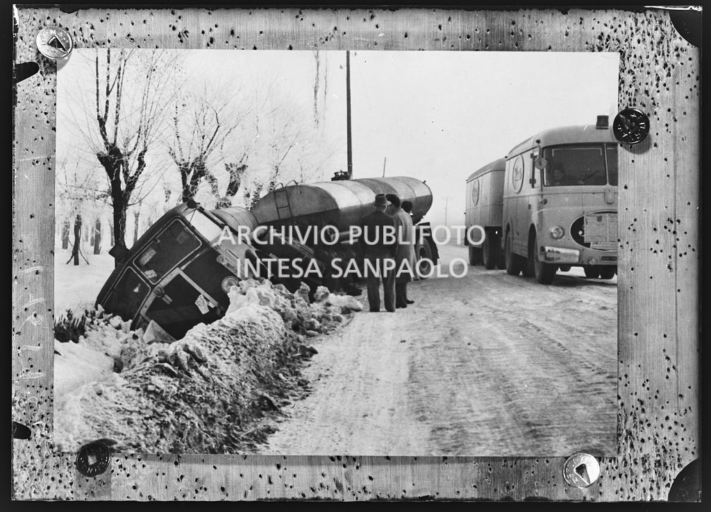 Un camion cisterna andato fuori strada a causa del ghiaccio<br>196592