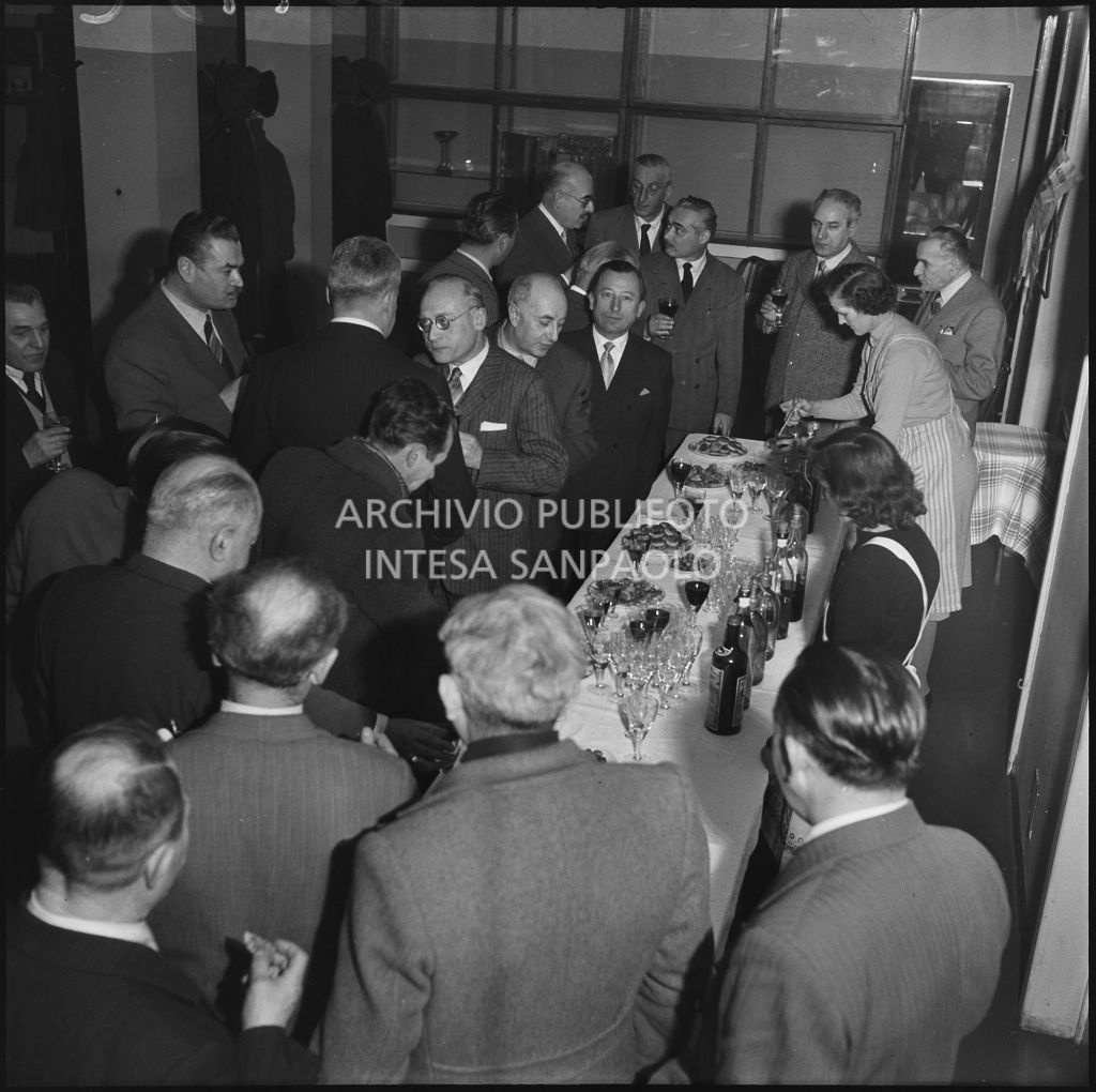 Rinfresco presso l'Unione Artigiani di Milano in occasione della visita dell'onorevole Mario Dosi<br>201182