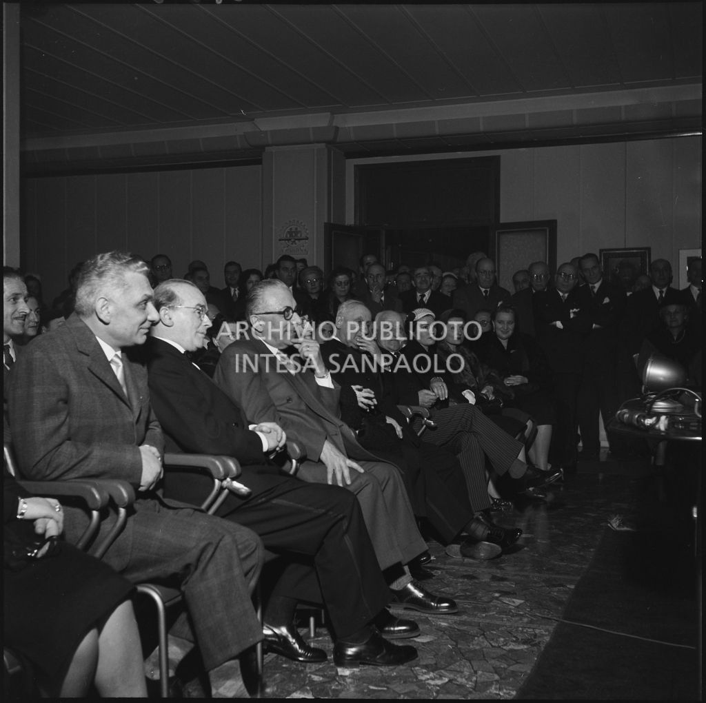 Pubblico della conferenza in occasione dell'inaugurazione dell'Araldo [grafico] della Paolazzi e Capitini<br>201185