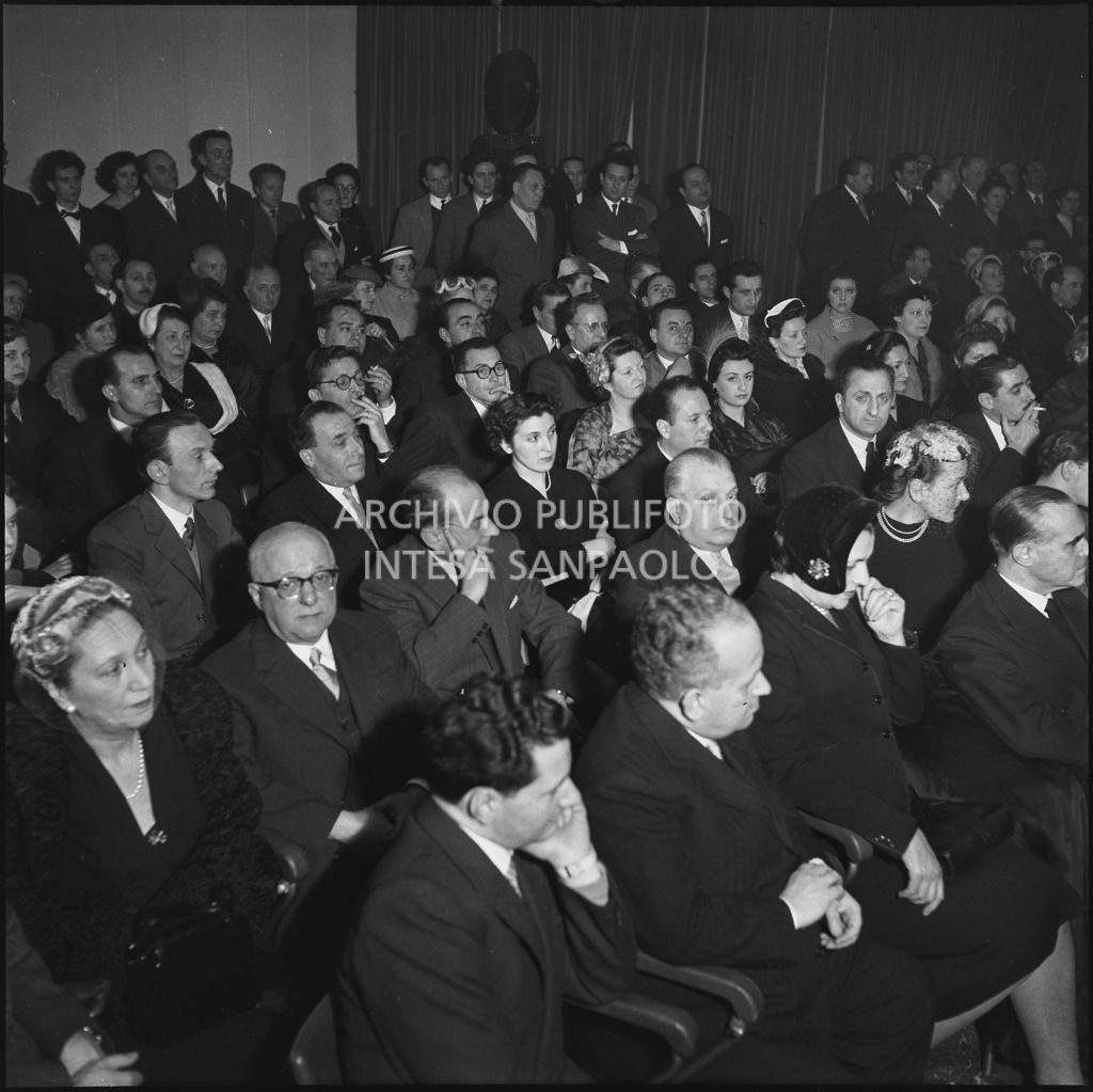 Pubblico della conferenza in occasione dell'inaugurazione dell'Araldo [grafico] della Paolazzi e Capitini<br>201188