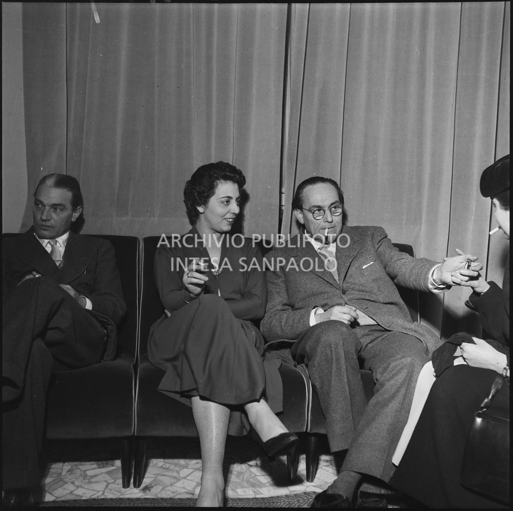 Alcune persone alla conferenza in occasione dell'inaugurazione dell'Araldo [grafico] della Paolazzi e Capitini<br>201189