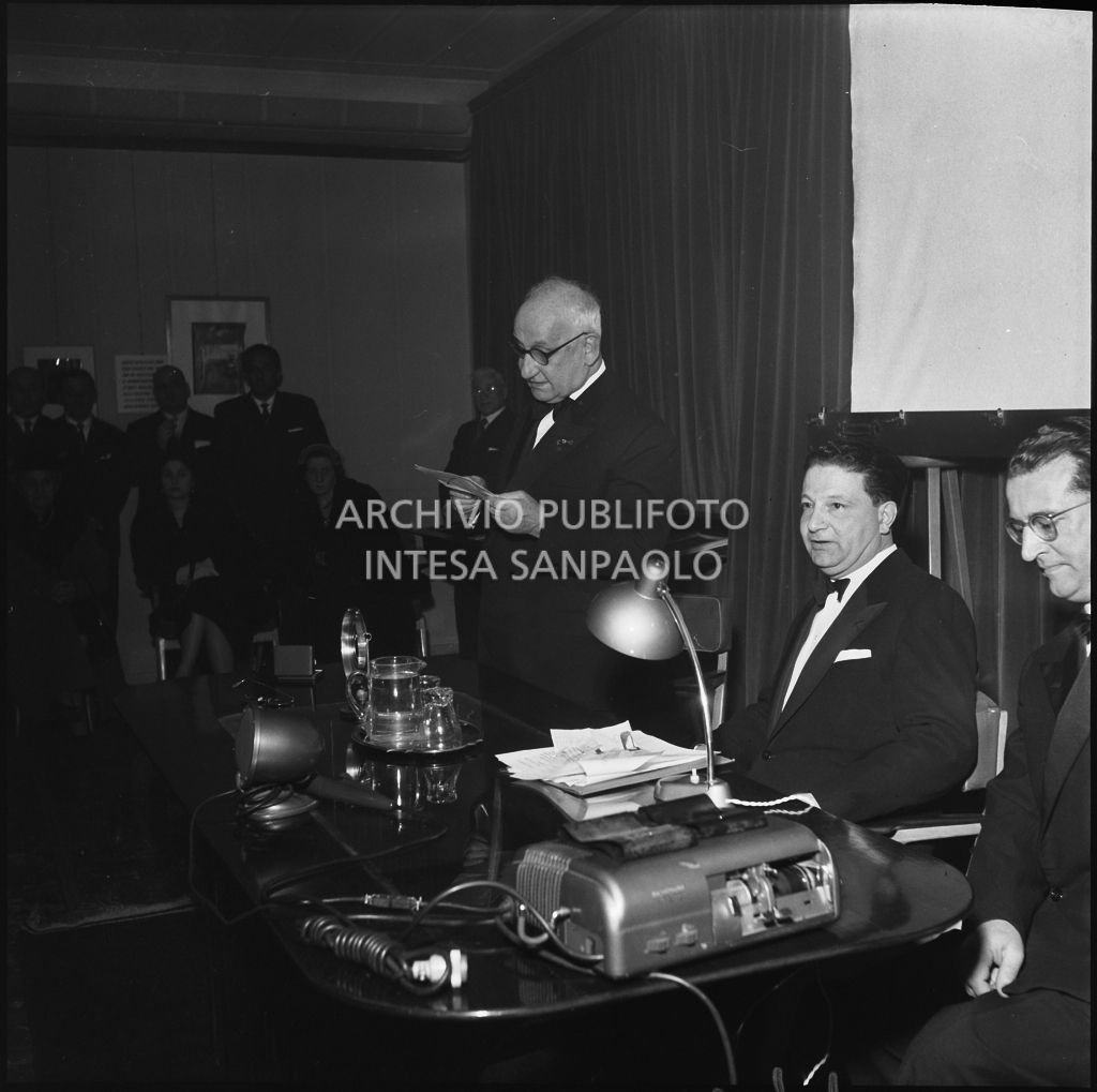 Conferenza in occasione dell'inaugurazione dell'Araldo [grafico] della Paolazzi e Capitini. Presente il signor Capitini (secondo da destra)<br>201191