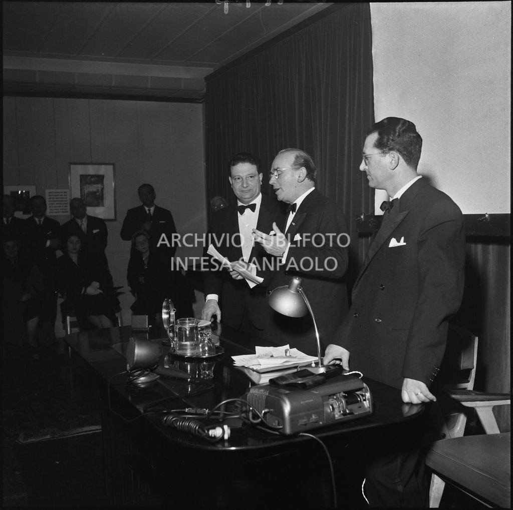 Conferenza in occasione dell'inaugurazione dell'Araldo [grafico] della Paolazzi e Capitini. Presente il signor Capitini (primo da sinistra)<br>201194