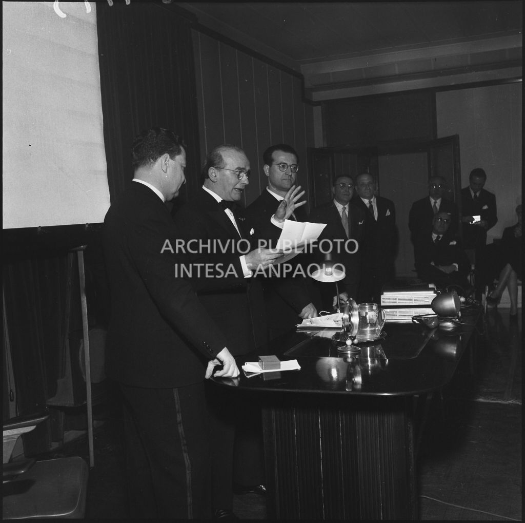 Conferenza in occasione dell'inaugurazione dell'Araldo [grafico] della Paolazzi e Capitini. Presente il signor Capitini (primo da sinistra)<br>201195