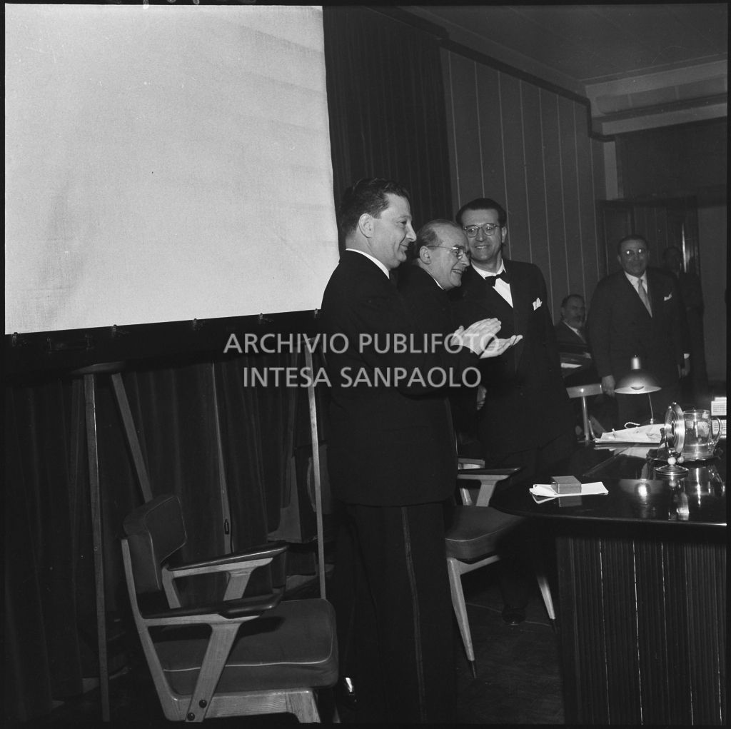 Conferenza in occasione dell'inaugurazione dell'Araldo [grafico] della Paolazzi e Capitini. Presente il signor Capitini (primo da sinistra)<br>201198