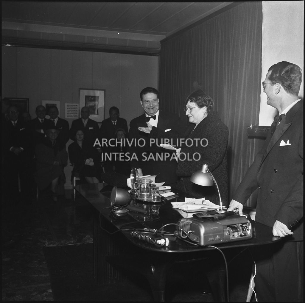 Conferenza in occasione dell'inaugurazione dell'Araldo [grafico] della Paolazzi e Capitini. Presente il signor Capitini (secondo da destra)<br>201200