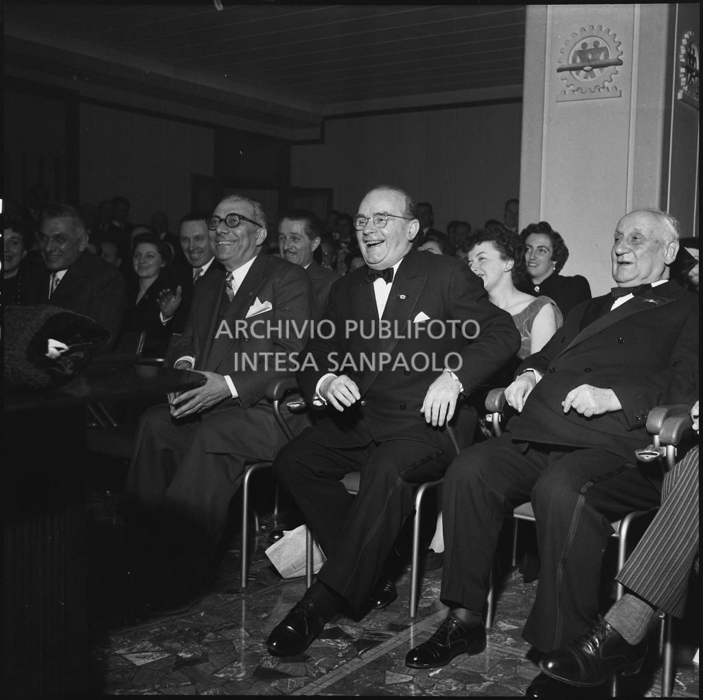 Pubblico della conferenza in occasione dell'inaugurazione dell'Araldo [grafico] della Paolazzi e Capitini<br>201201