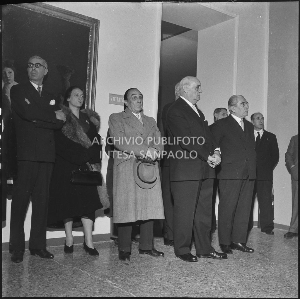 Il prefetto di Milano Ernesto Giulio Cappa (terzo da destra) e il sindaco Virgilio Ferrari (secondo da destra) alla mostra "Rembrandt e il 600 olandese"<br>201214