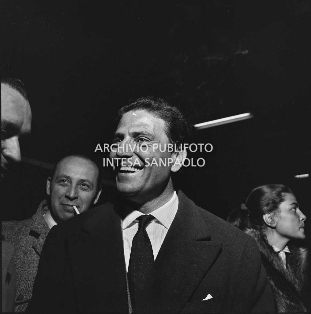 Raf Vallone alla prima del film "La spiaggia" presso il cinema Mignon di Milano<br>201216