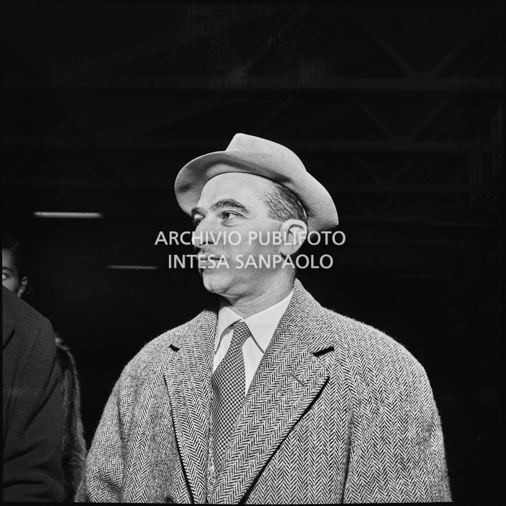 Il regista Alberto Lattuada alla prima del film "La spiaggia" presso il cinema Mignon di Milano<br>201217