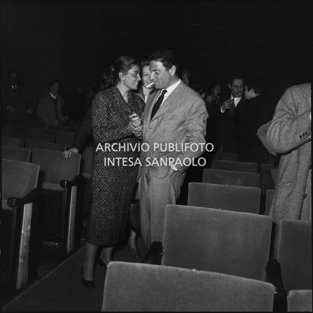 Raf Vallone e Elena Varzi alla prima del film "La spiaggia" presso il cinema Mignon di Milano<br>201222