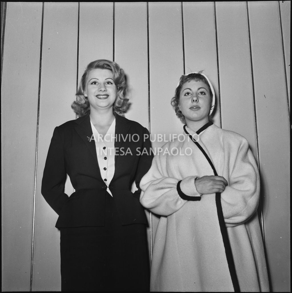 Mara Berni (a sinistra) con un'altra donna alla prima del film "La spiaggia" presso il cinema Mignon di Milano<br>201224