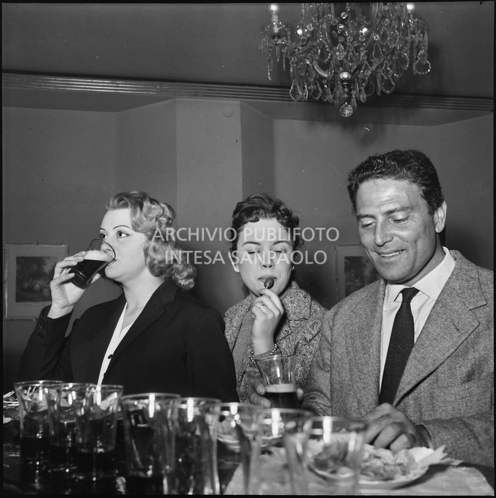 Mara Berni (a sinistra), Raf Vallone e un'altra donna alla prima del film "La spiaggia" presso il cinema Mignon di Milano<br>201225