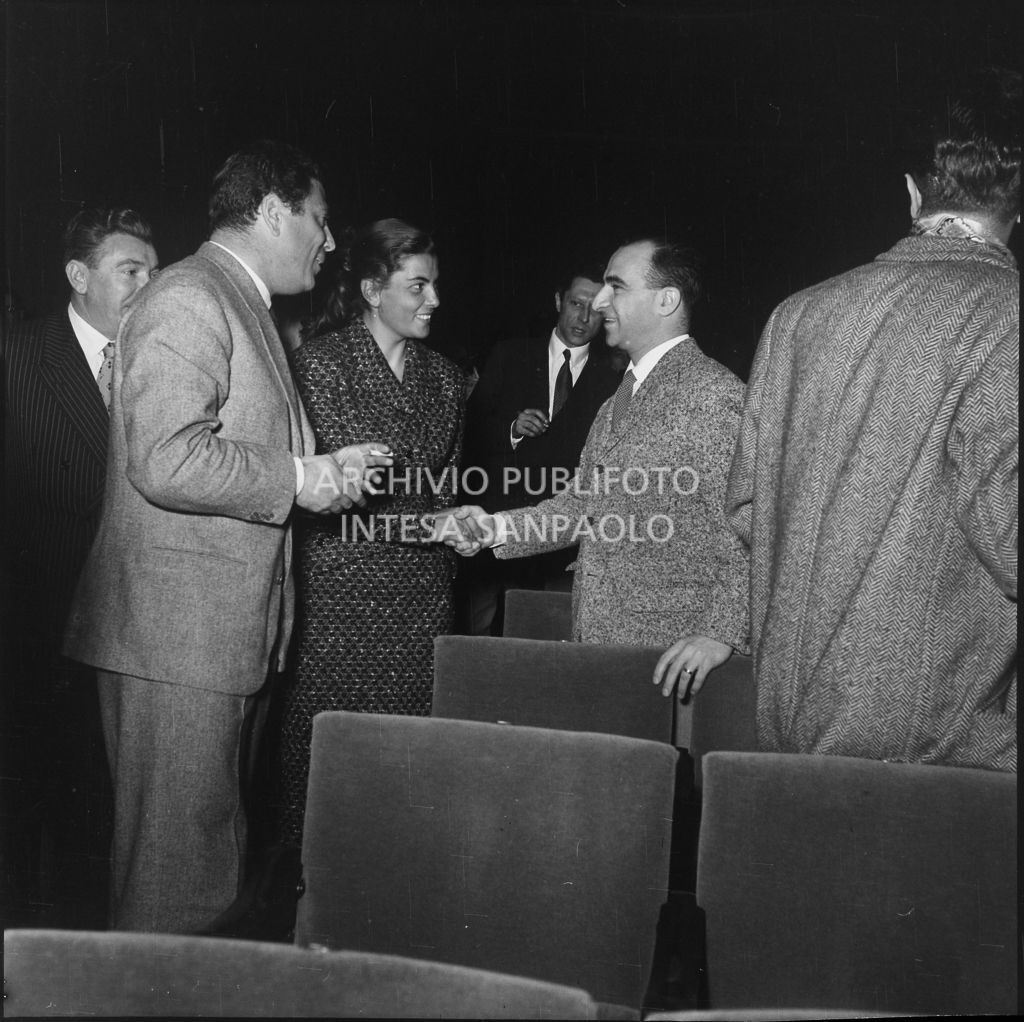 Raf Vallone, la moglie Elena Varzi e il regista Alberto Lattuada alla prima del film "La spiaggia" presso il cinema Mignon di Milano<br>201226