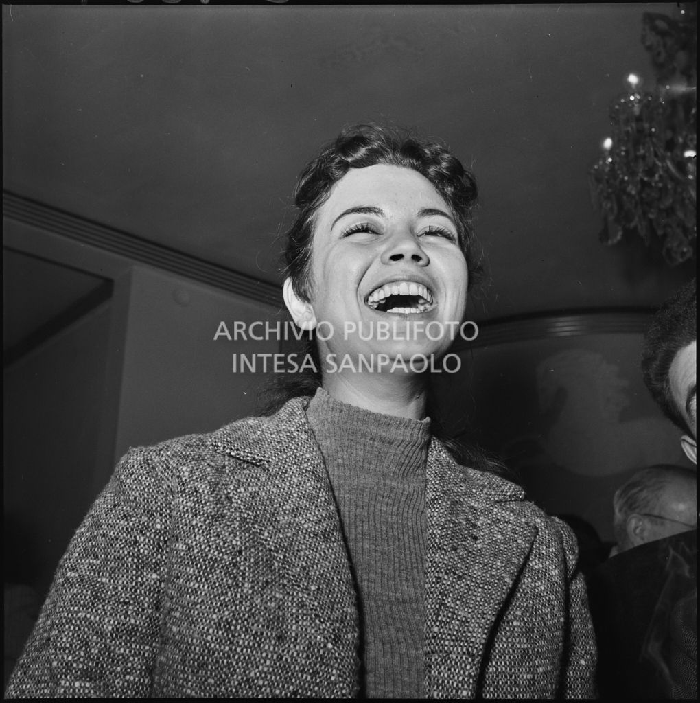 Una ragazza alla prima del film "La spiaggia" presso il cinema Mignon di Milano<br>201227