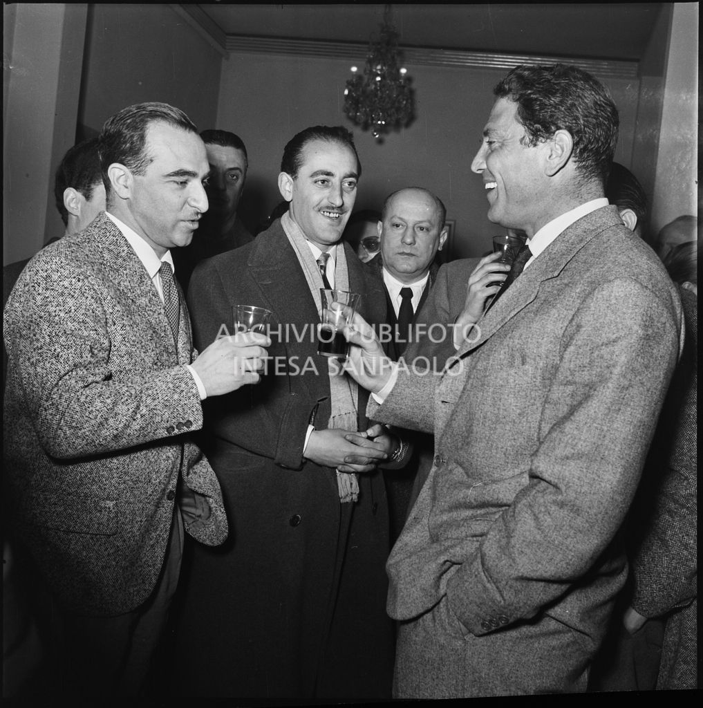 Raf Vallone ed il regista Alberto Lattuada alla prima del film "La spiaggia" presso il cinema Mignon di Milano<br>201229