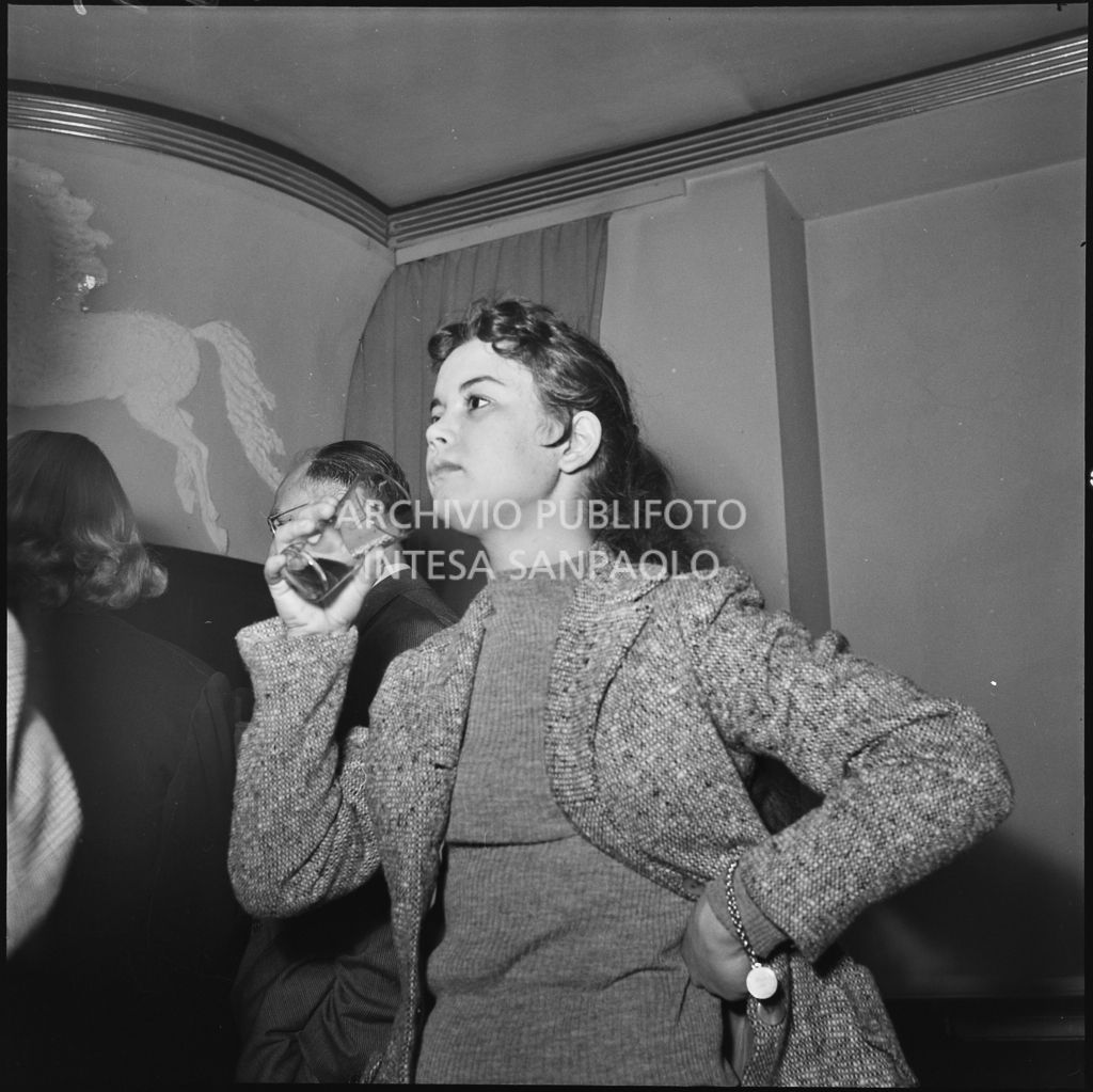 Una ragazza alla prima del film "La spiaggia" presso il cinema Mignon di Milano<br>201231