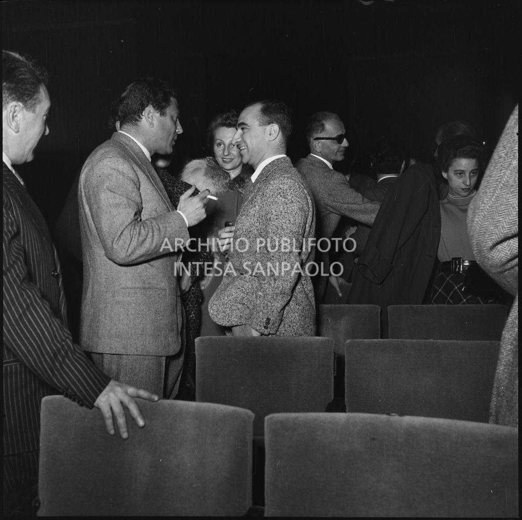 Raf Vallone e il regista Alberto Lattuada alla prima del film "La spiaggia" presso il cinema Mignon di Milano<br>201233