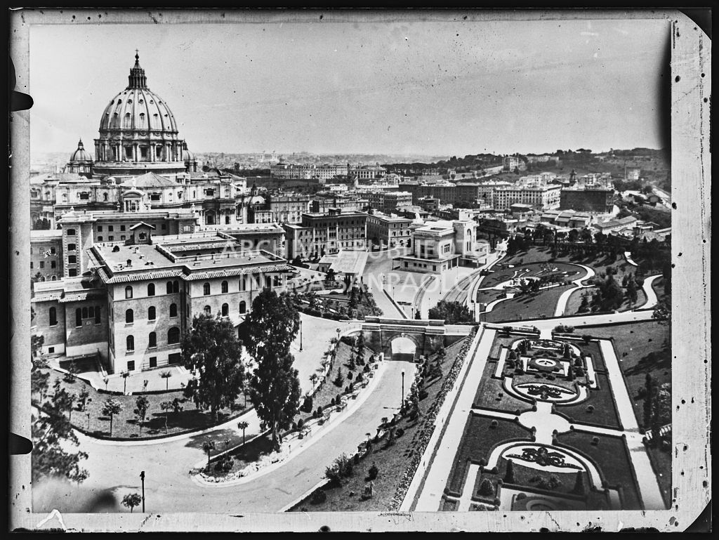 Veduta sui Giardini vaticani ed il Palazzo del Governatore<br>201246 bis