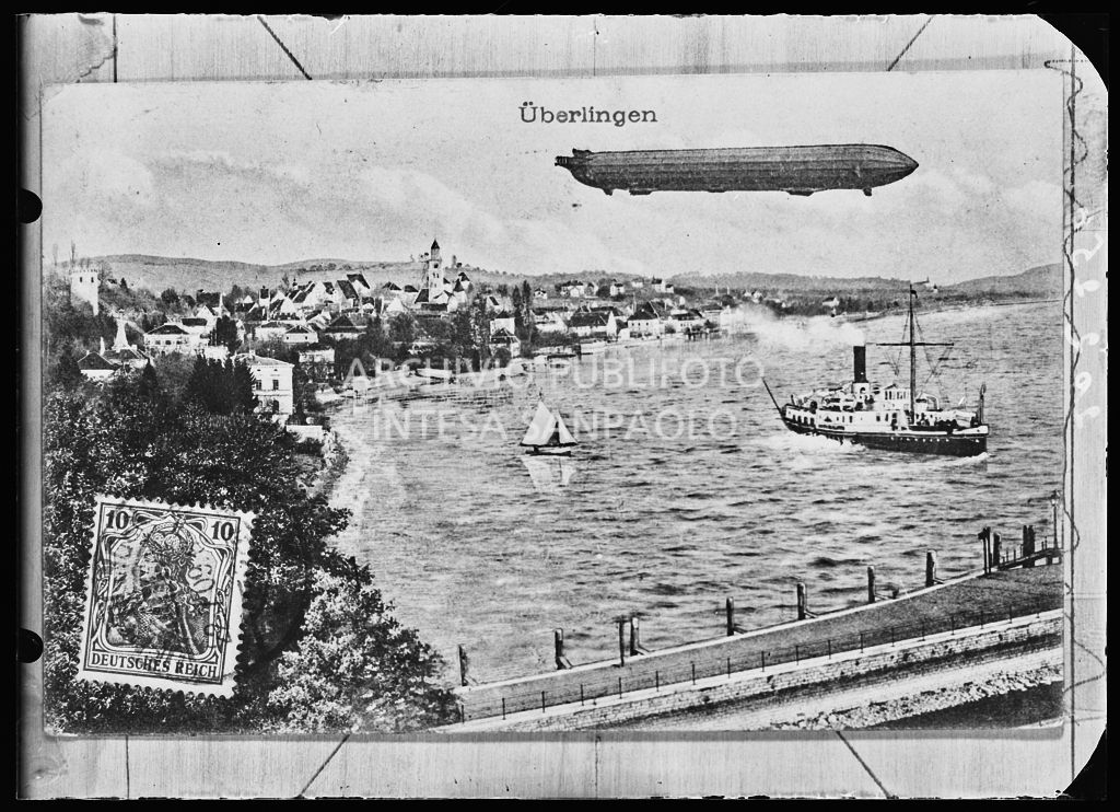 Cartolina tedesca raffigurante il dirigibile Zeppelin sopra un lago con francobollo<br>201256