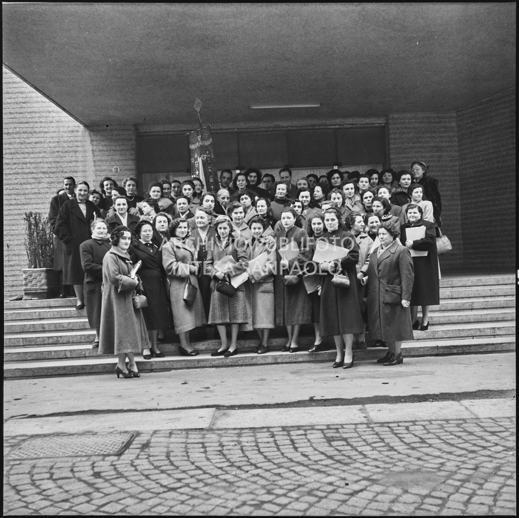 Foto di gruppo in occasione del convegno femminile sull'abbigliamento organizzato dalla Fuilla (Federazione Unitaria Italiana Liberi Lavoratori dell'Abbigliamento<br>201357