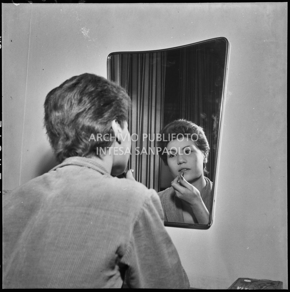 Giuliana Moira Zuccaro mentre si trucca allo specchio<br>201633