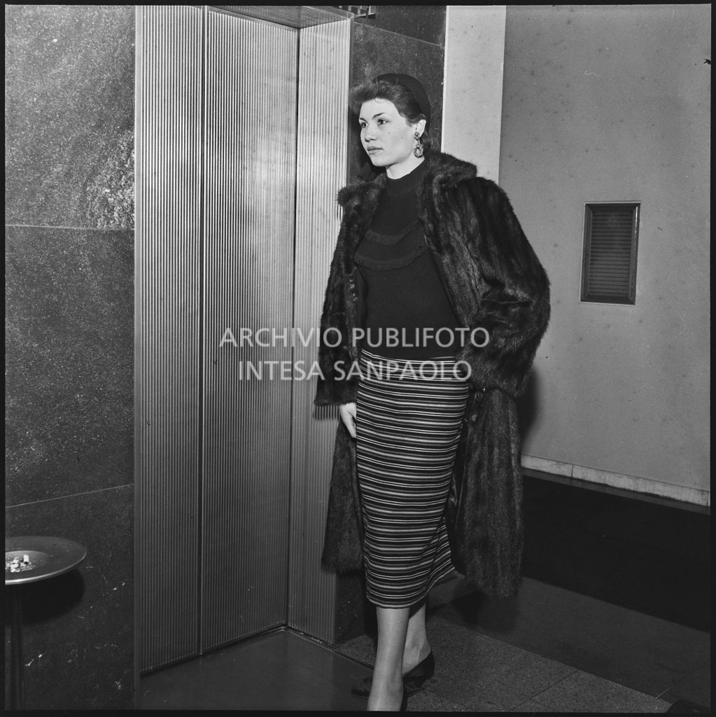 Giuliana Moira Zuccaro in posa davanti a un ascensore<br>201639