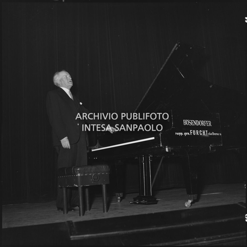 Il pianista tedesco Backhaus Wilhelm sul palco del Teatro Lirico di Milano<br>201648