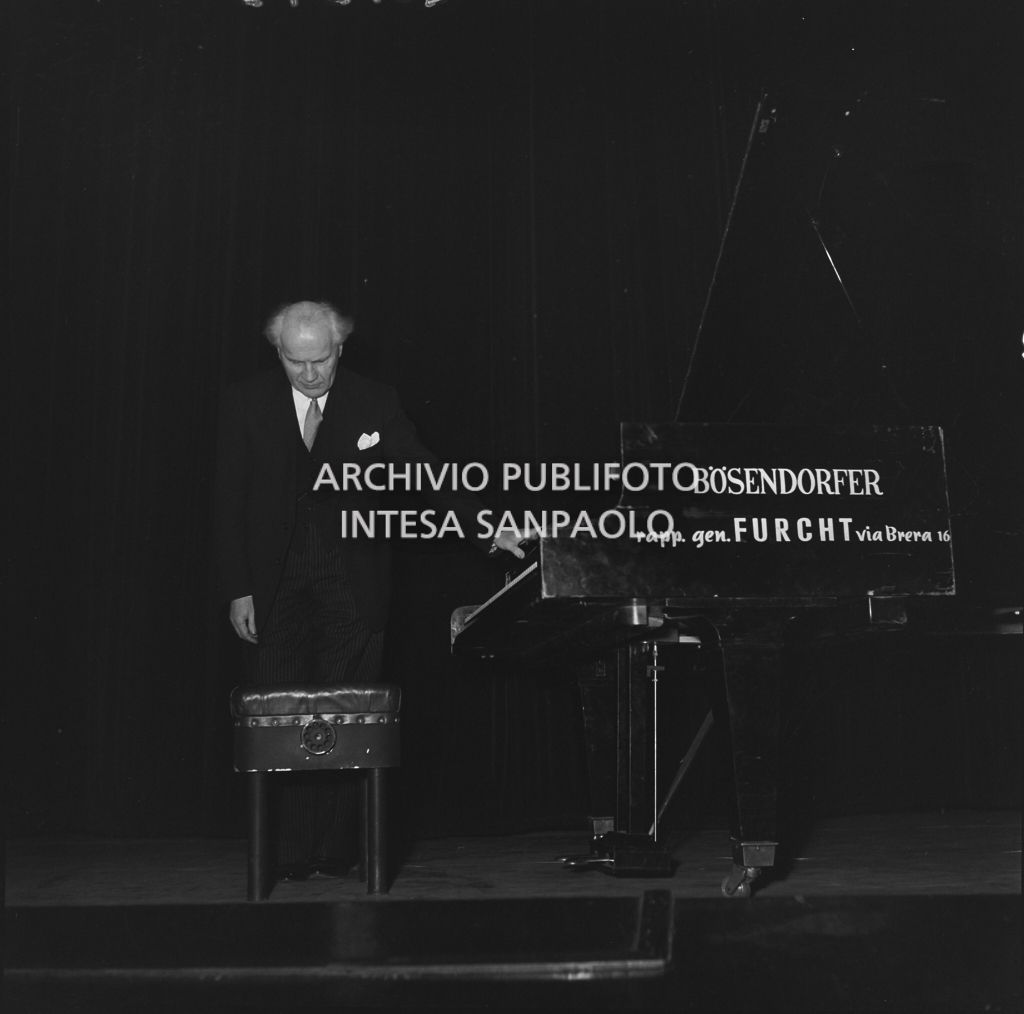 Il pianista tedesco Backhaus Wilhelm sul palco del Teatro Lirico di Milano<br>201649