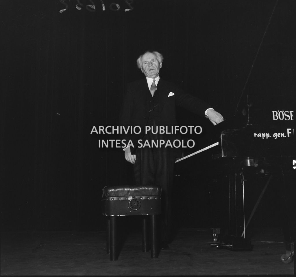 Il pianista tedesco Backhaus Wilhelm sul palco del Teatro Lirico di Milano<br>201652