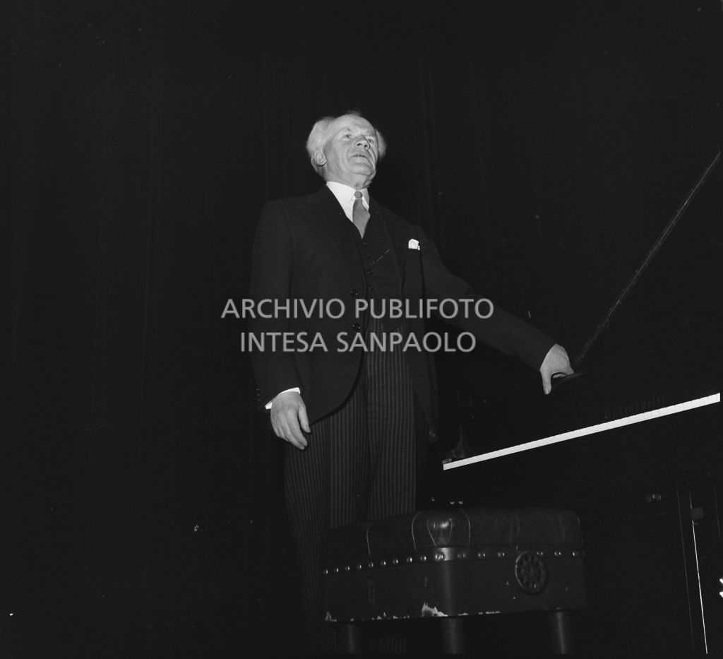 Il pianista tedesco Backhaus Wilhelm sul palco del Teatro Lirico di Milano<br>201653