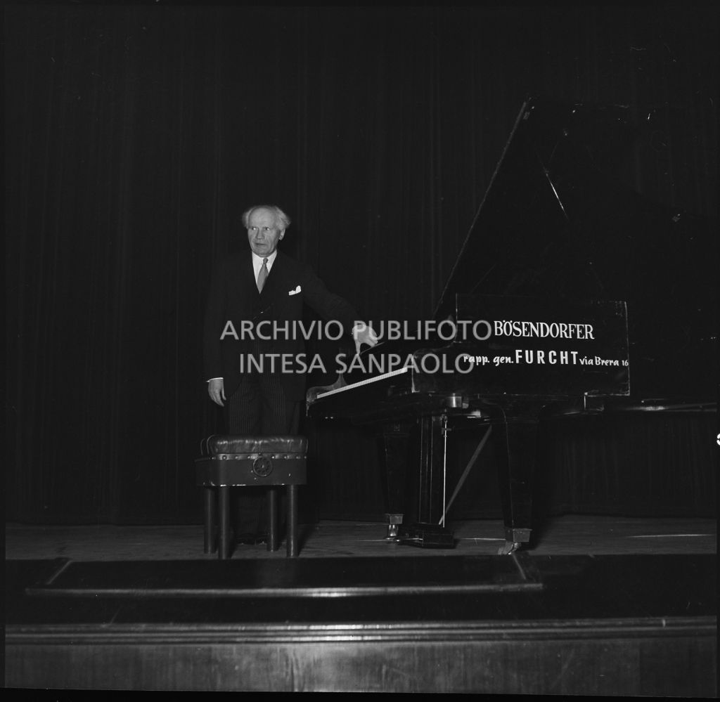 Il pianista tedesco Backhaus Wilhelm sul palco del Teatro Lirico di Milano<br>201654