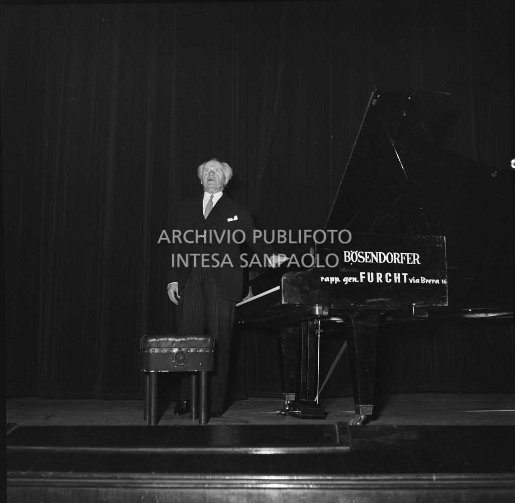Il pianista tedesco Backhaus Wilhelm sul palco del Teatro Lirico di Milano<br>201655
