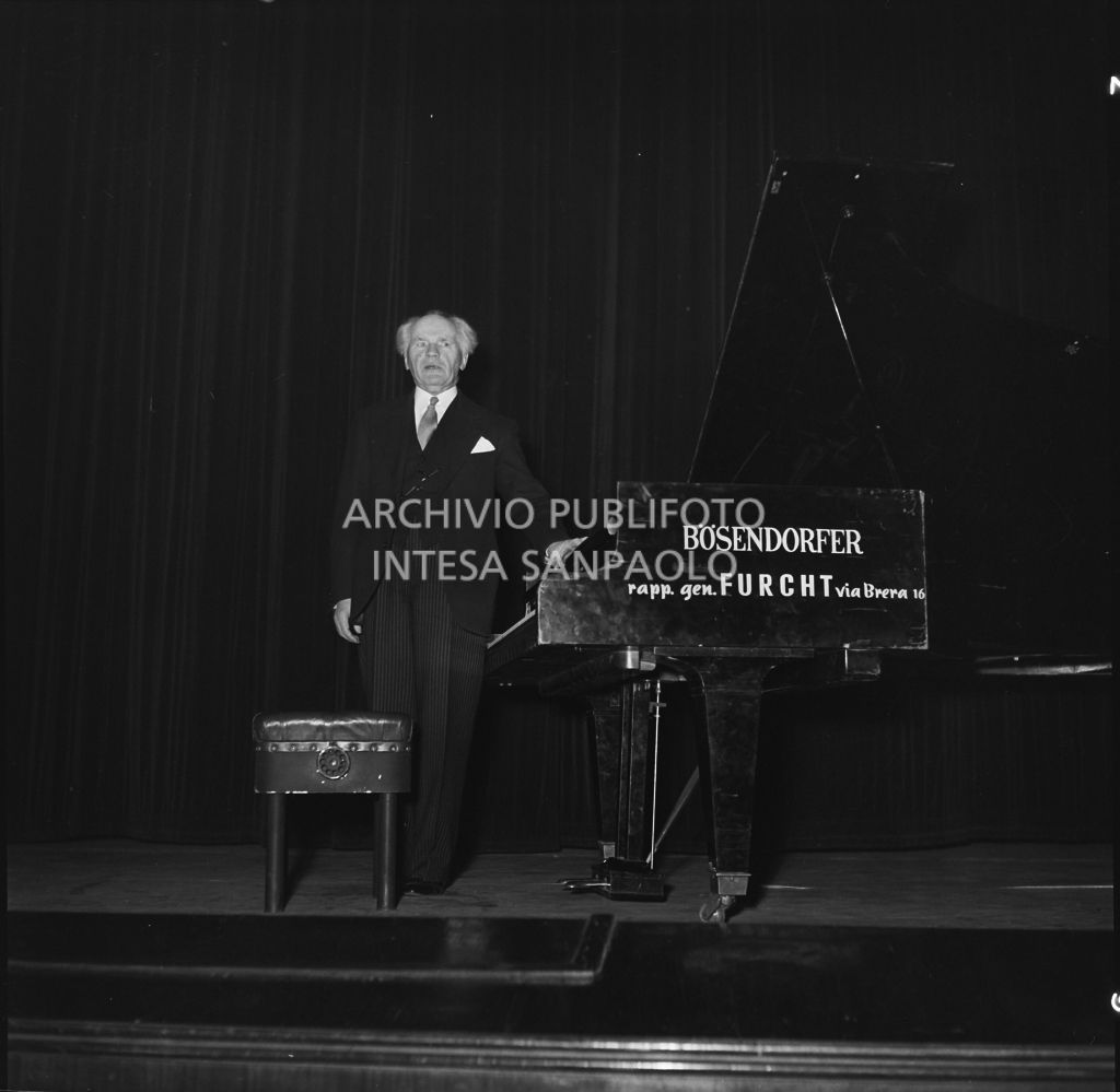 Il pianista tedesco Backhaus Wilhelm sul palco del Teatro Lirico di Milano<br>201656