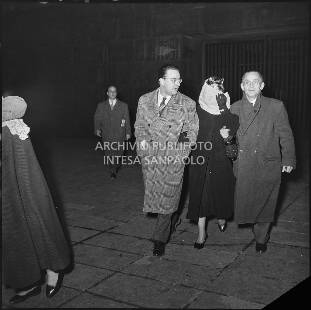 Una delle due sorelle Spinelli si copre il volto mentre esce dal Tribunale di Milano<br>201659