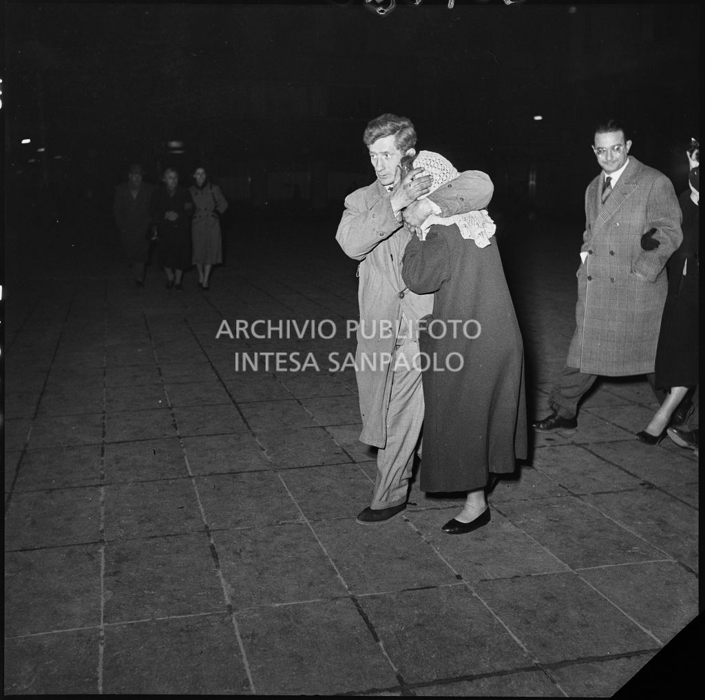 Una delle due sorelle Spinelli si copre il volto mentre esce dal Tribunale di Milano<br>201660