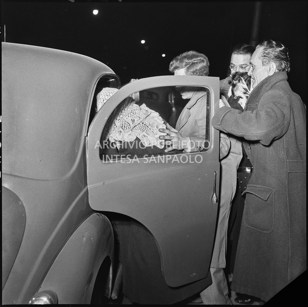 Franca e Edvige Spinelli salgono su un'automobile all'uscita dal Tribunale di Milano coprendosi il volto<br>201663