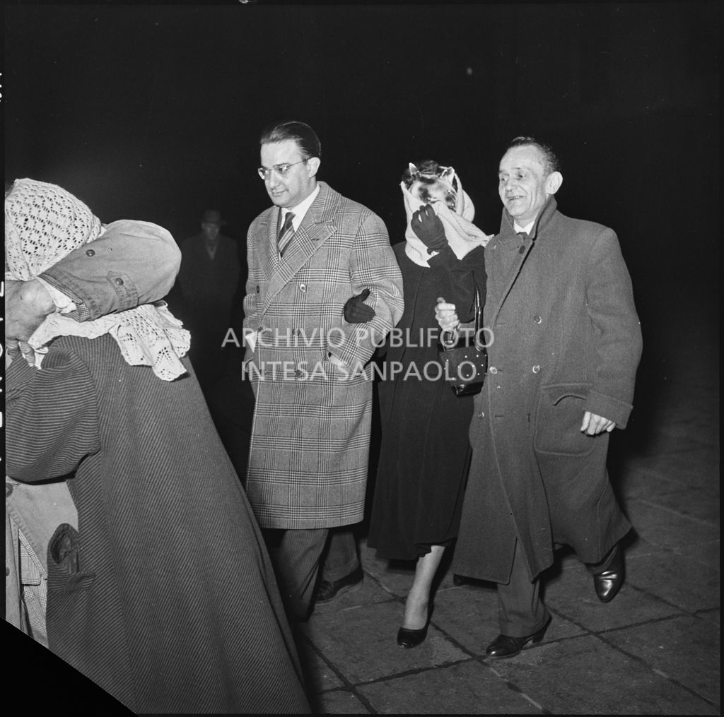 Franca e Edvige Spinelli si coprono il volto all'uscita dal Tribunale di Milano<br>201665