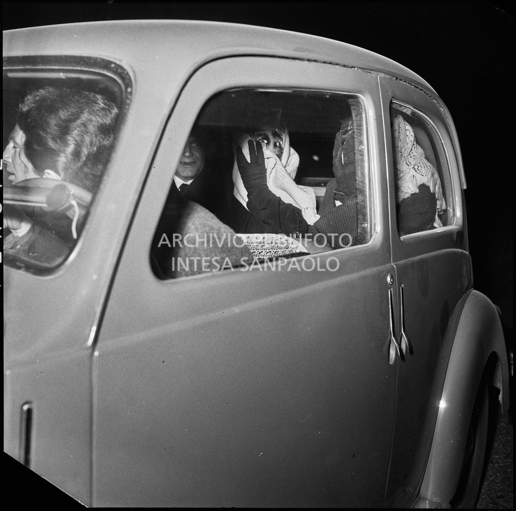 Franca e Edvige Spinelli a bordo di un'automobile si coprono il volto all'uscita dal Tribunale di Milano<br>201666