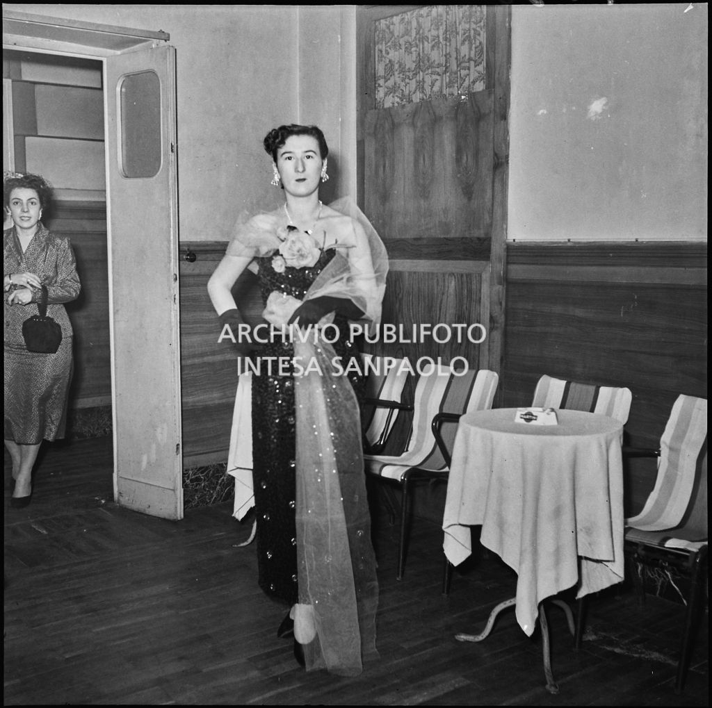 Una donna in abito da sera in occasione della festa dei parrucchieri dell'Unione Artigiani di Milano<br>201738