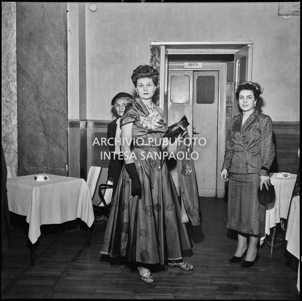 Una donna in abito da sera in occasione della festa dei parrucchieri dell'Unione Artigiani di Milano<br>201739