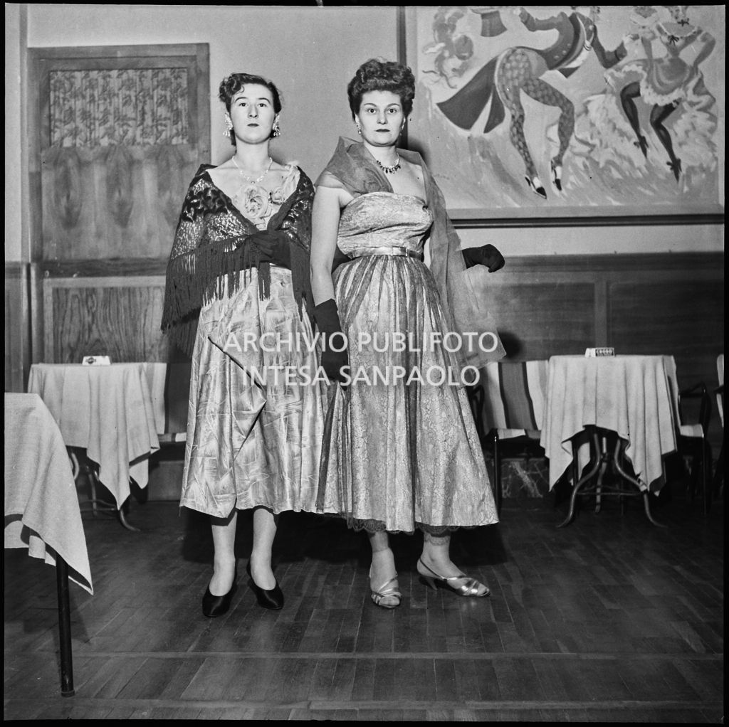 Due donne in abito da sera in occasione della festa dei parrucchieri dell'Unione Artigiani di Milano<br>201740