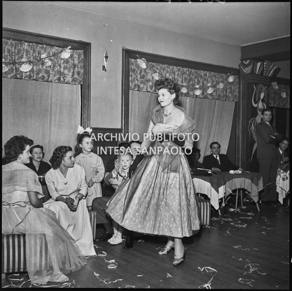 Una donna sfila in abito da sera in occasione della festa dei parrucchieri dell'Unione Artigiani di Milano<br>201741