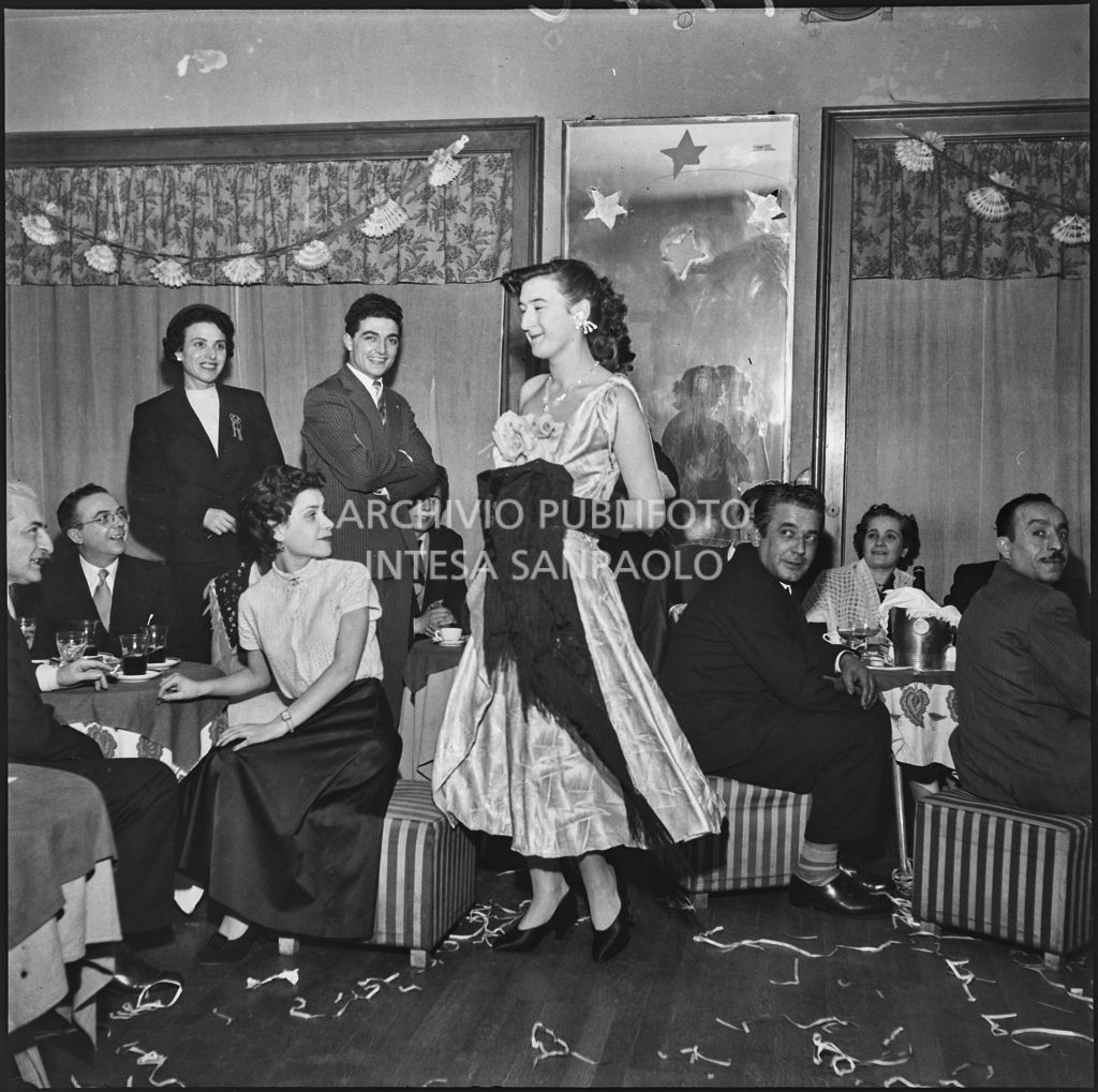 Una donna sfila in abito da sera in occasione della festa dei parrucchieri dell'Unione Artigiani di Milano<br>201742