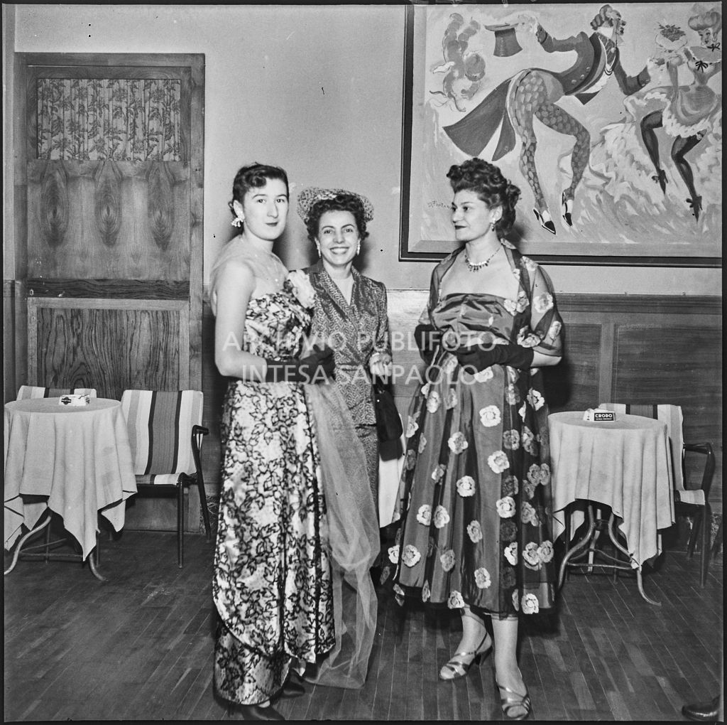 Tre donne in abito da sera in occasione della festa dei parrucchieri dell'Unione Artigiani di Milano<br>201743