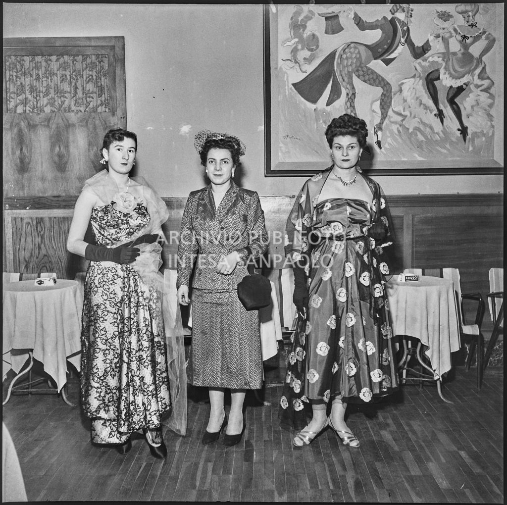 Tre donne in abito da sera in occasione della festa dei parrucchieri dell'Unione Artigiani di Milano<br>201744