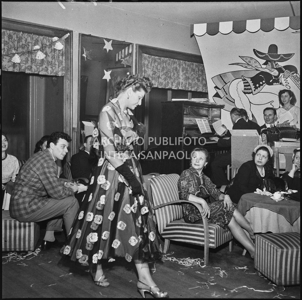 Una donna sfila in abito da sera in occasione della festa dei parrucchieri dell'Unione Artigiani di Milano<br>201749