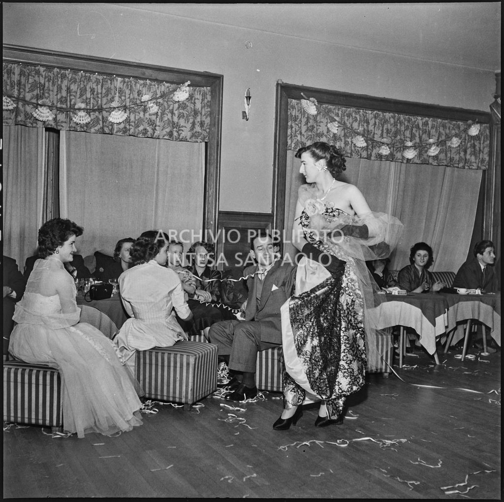 Una donna sfila in abito da sera in occasione della festa dei parrucchieri dell'Unione Artigiani di Milano<br>201750