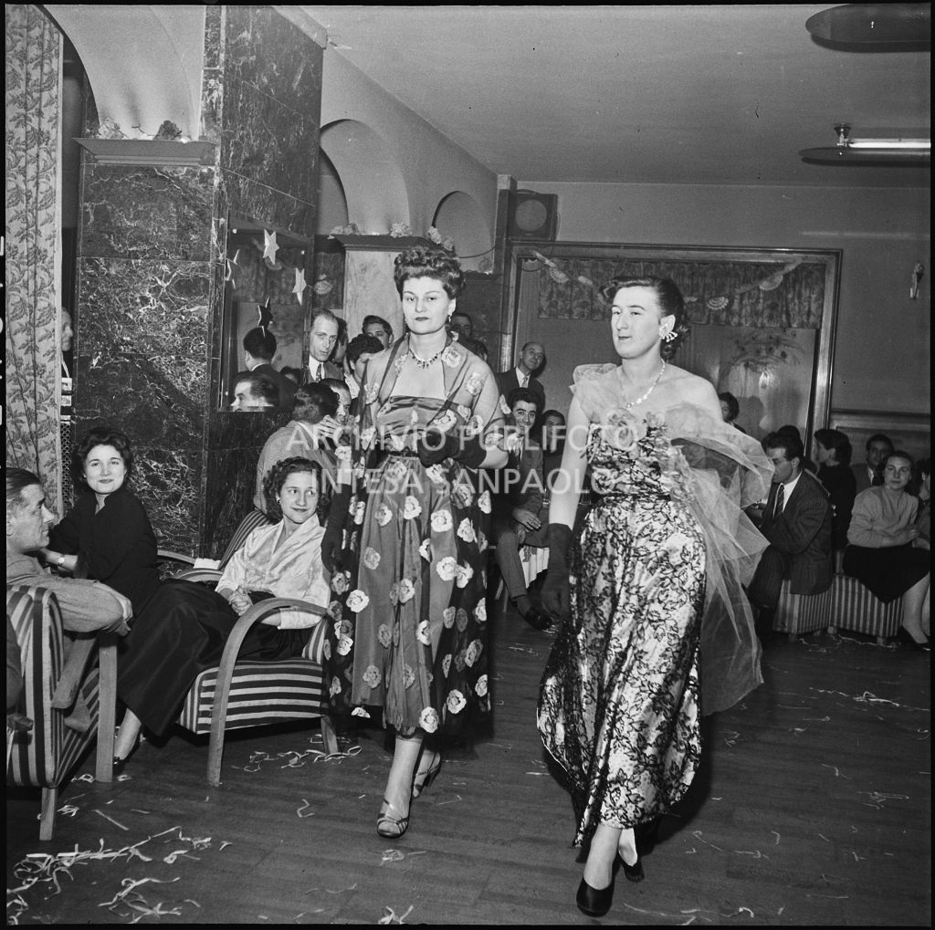 Due donne sfilano in abito da sera in occasione della festa dei parrucchieri dell'Unione Artigiani di Milano<br>201751